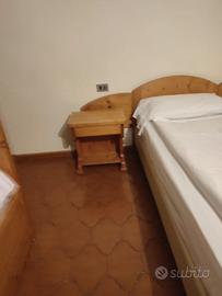 Comodino e scrivania in abete massiccio