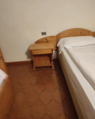 Comodino e scrivania in abete massiccio