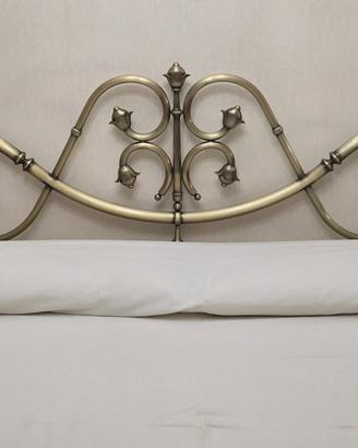 Letto matrimoniale in ottone.