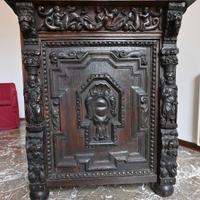 Credenzino in legno scolpito