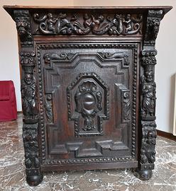 Credenzino in legno scolpito