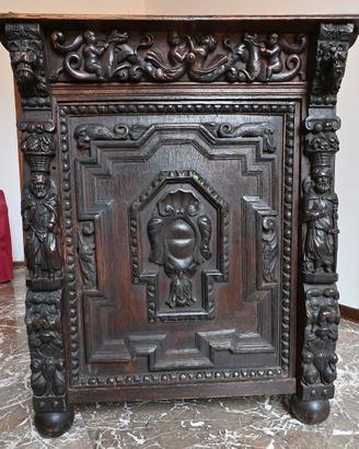 Credenzino in legno scolpito