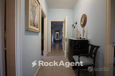 PREGIATO STABILE/VILLA IN ZONA TRANQUILLA, COPERTI