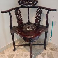 Sedia angolare vintage orientale in legno massello