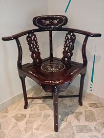 Sedia angolare vintage orientale in legno massello
