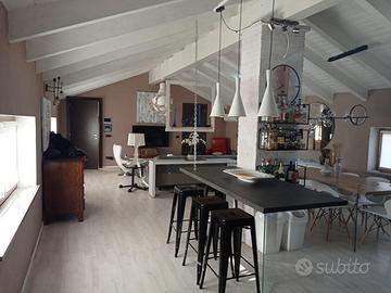 Casa indipendente su due lati con giardino