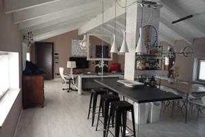 Casa indipendente su due lati con giardino