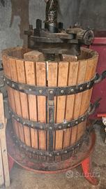 Torchio per uva in legno e ghisa – funzionante
