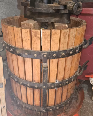 Torchio per uva in legno e ghisa – funzionante