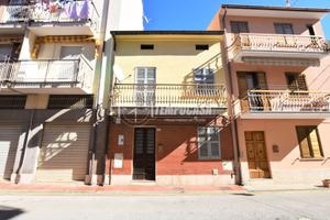 Casa singola in pieno centro, con balcone e garage