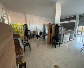 Rif.lg locale commerciale con ampio parcheggio