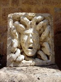 Sculture in arenaria ed altro