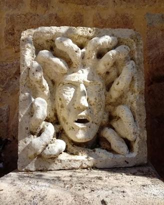 Sculture in arenaria ed altro