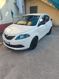lancia Ypsilon benzina ibrida 