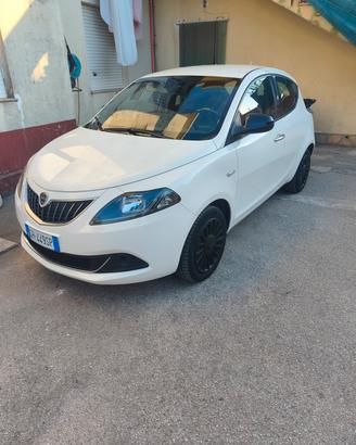 lancia Ypsilon benzina ibrida 