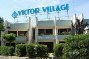 UGENTO al VICTOR VILLAGE