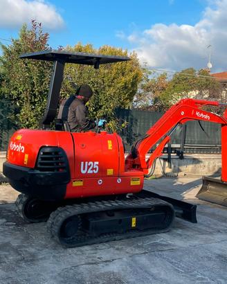 E114 Mini escavatore 25 q Kubota U25