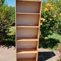 Libreia ikea con pannello dietro