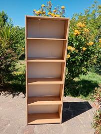 Libreia ikea con pannello dietro