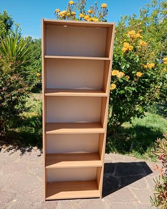 Libreia ikea con pannello dietro