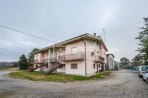 BIFAMILIARE CON MAGAZZINO E 1,5 ETTARI DI TERRENO