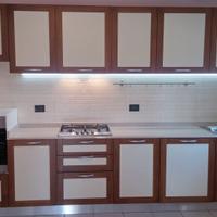 cucina in laminato con ante noce pannello laccato