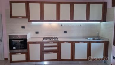 cucina in laminato con ante noce pannello laccato