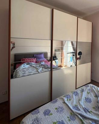 armadio camera da letto con cassettiera e comodini