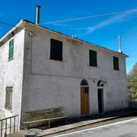 Appartamento in casa bifamiliare con terreni