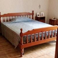 letto matrimoniale legno con rete e due comodini