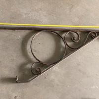 Grande staffa a muro