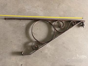 Grande staffa a muro