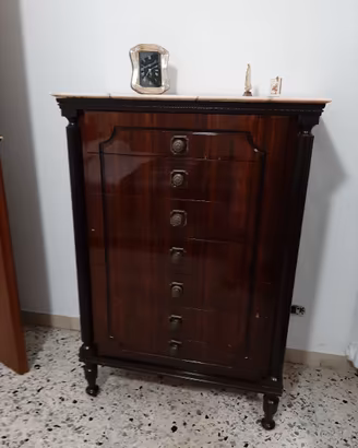 Comò e comodini in piuma di mogano e stile inglese