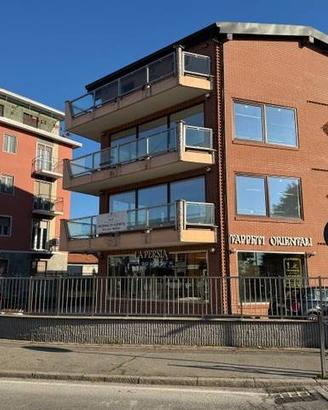 Palazzo / Stabile di 551 m² con più di 5 locali a 