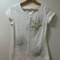 T-shirt bianca con stelle di perle e strass