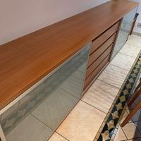 Credenza con ante scorrevoli in vetro e cassetti