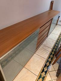 Credenza con ante scorrevoli in vetro e cassetti