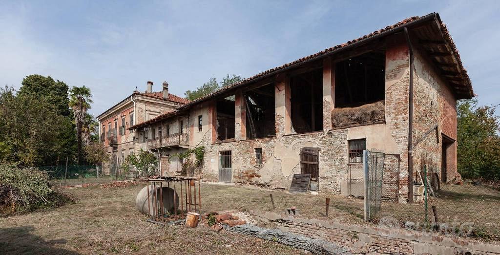 Rustico / Casale di 950 m² con più di 5 locali a R - Vista 2