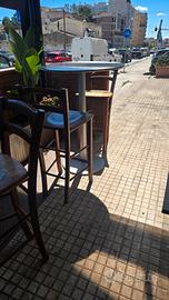 Tavoli da bar con sgabelli