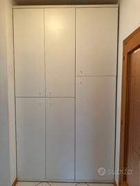 Armadio a muro bianco con ripiani – molto capiente