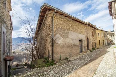 CASA SEMINDIPENDENTE A PETRELLA SALTO
