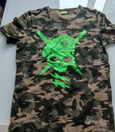 T-shirt militare con teschio