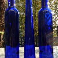 Bottiglie sottili in vetro blu e marrone