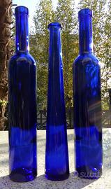 Bottiglie sottili in vetro blu e marrone