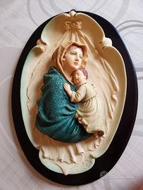 Capoletto in maiolica Madonna con Bambino