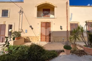 Casa singola con giardinetto
