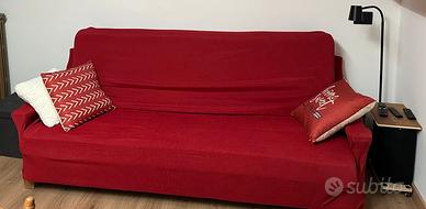 Divano 4 posti con bracioli in legno e letto 1/2