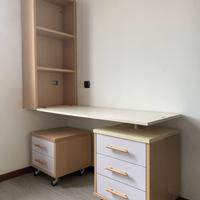 Postazione studio - scrivania e cassetti su ruote