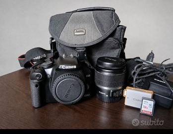 Canon EOS 450D con obiettivo 18–55 IS e accessori