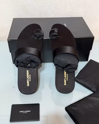 Sandali in pelle nera di Saint Laurent n44